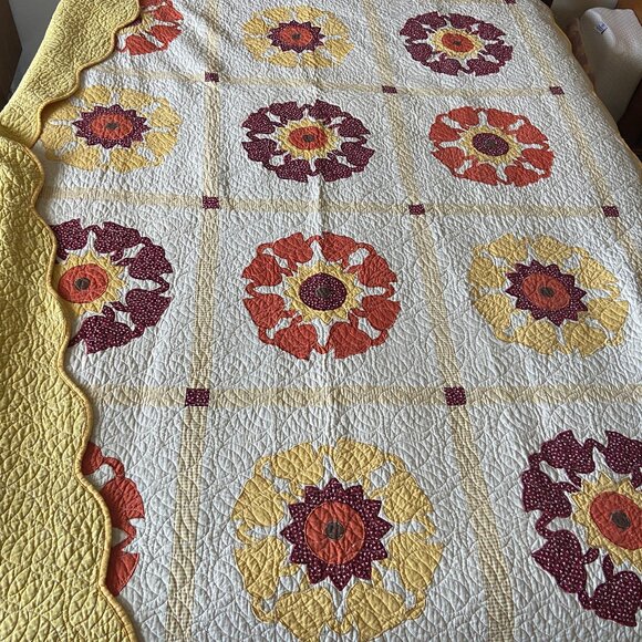 Martha Stewart Twin Sunflower quilt, scalloped edge yellow rust - Picture 1 of 3